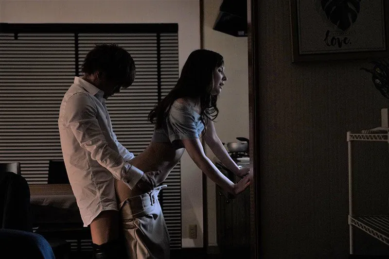 Tiền bối đi công việc, cậu nhân viên đến nhà đụ vợ yêu ông ấy