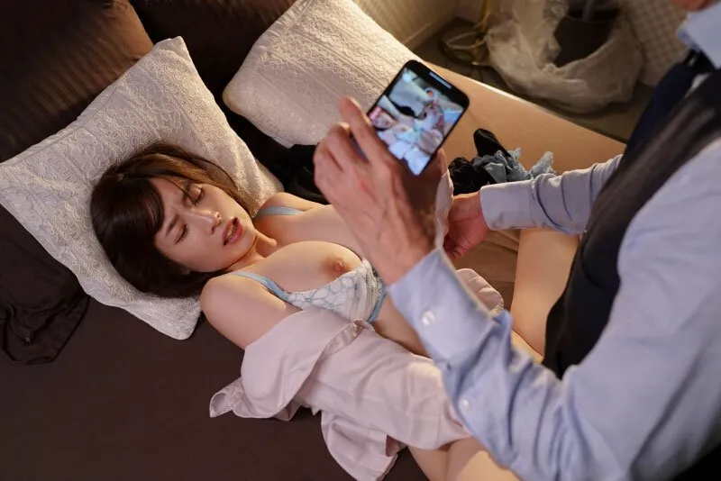 Sếp chuốc thuốc em thư ký bắt địt cả đêm khi đi công tác xa