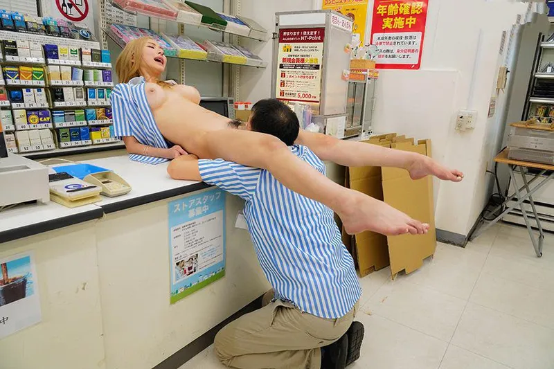 Anh quản lý tống tình con cưng ngổ ngáo của chủ cửa hàng tiện lợi