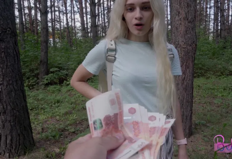 Dùng tiền gạ quan hệ cô bạn gái hám tiền ngay trong rừng vắng vẻ