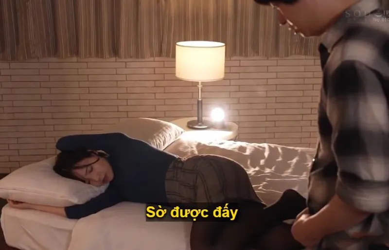 Một đêm mất ngủ với nữ phát thanh viên lừng lẫy khi ở cùng phòng khách sạn