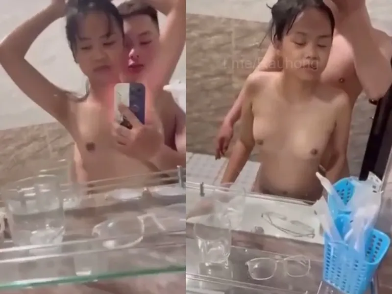 Dáng mảnh em cùng anh bồ trả bài trước gương quay kỉ niệm